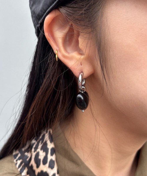 Casselini（キャセリーニ）の「Casselini(キャセリーニ)ハートフープピアス（ピアス（両耳用）・レディース・ブラック/レッド・FREE）」の5枚目の写真