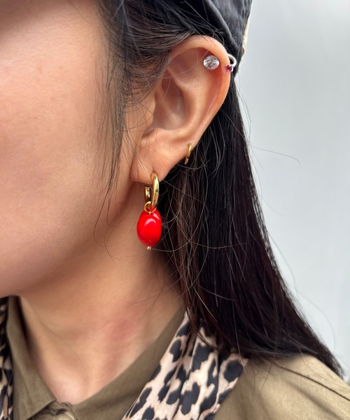 Casselini（キャセリーニ）の「Casselini(キャセリーニ)ハートフープピアス（ピアス（両耳用）・レディース・ブラック/レッド・FREE）」の6枚目の写真