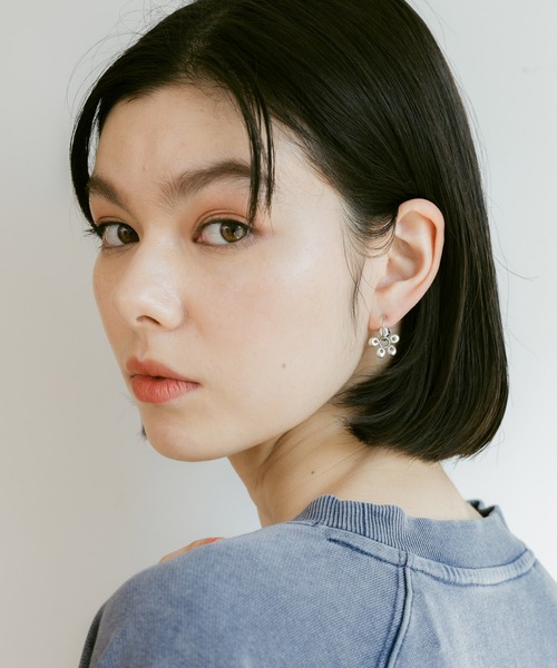 niko and...（ニコアンド）の「フラワーパーツイヤリング（イヤリング・レディース・ブラック/グレー/イエロー・0）」の2枚目の写真