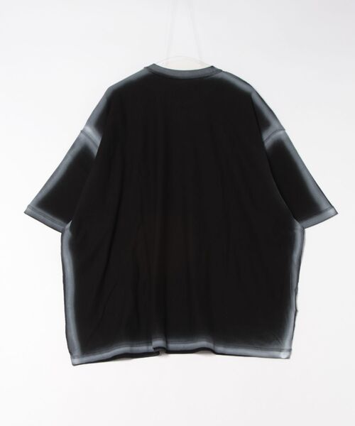 a.p.o.v.（エーピーオービー）の「a.p.o.v. 縁取りスプレーペインティングオーバーサイズTシャツ（Tシャツ/カットソー・メンズ・ブラック/ホワイト・ONESIZE）」の3枚目の写真