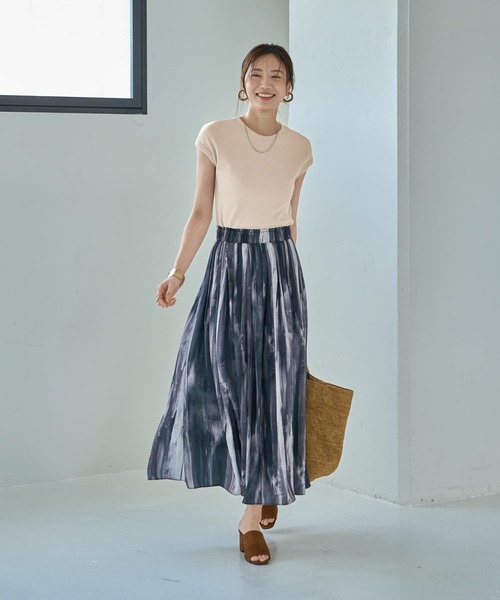 STYLE DELI(スタイルデリ)の「水彩ストライプ柄フェードアウトプリーツスカート(スカート・レディース・ブラック系その他/ブルー系その他・1/2)」の9枚目の写真