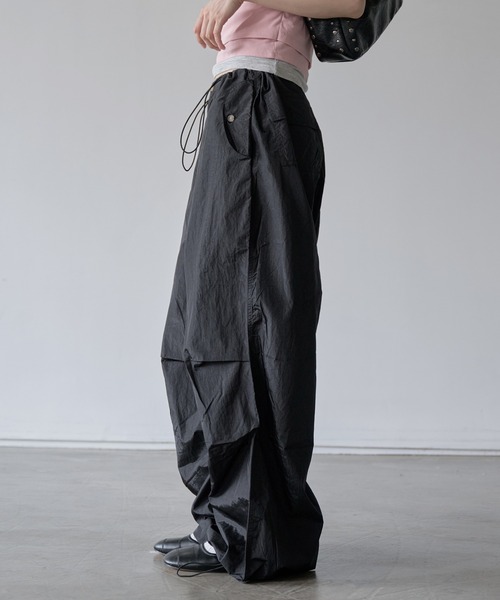 UNE MANSION(ユヌマンション)の「【フリントストリングで体系に合わせてウエスト調節可能】フロントストリングユニークポケットシャーリンググロッシー光沢パラシュートサマーパンツ(カーゴパンツ・レディース・ブラック/ベージュ系その他・FREE)」の2枚目の写真