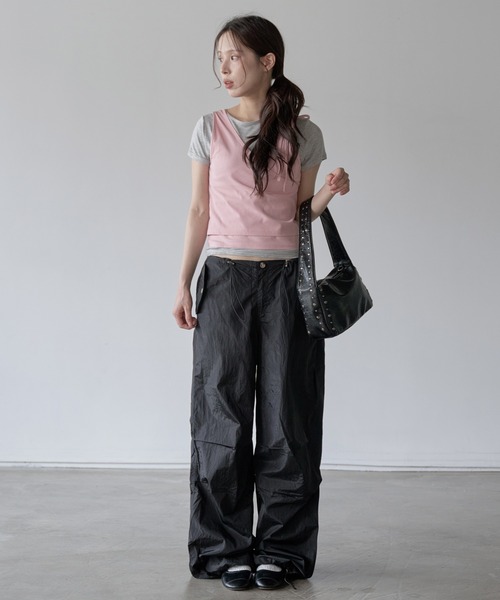 UNE MANSION(ユヌマンション)の「【フリントストリングで体系に合わせてウエスト調節可能】フロントストリングユニークポケットシャーリンググロッシー光沢パラシュートサマーパンツ(カーゴパンツ・レディース・ブラック/ベージュ系その他・FREE)」の3枚目の写真