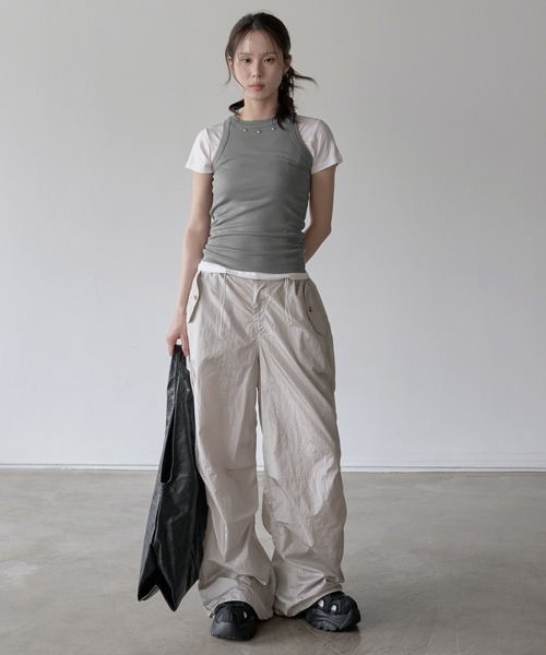 UNE MANSION(ユヌマンション)の「【フリントストリングで体系に合わせてウエスト調節可能】フロントストリングユニークポケットシャーリンググロッシー光沢パラシュートサマーパンツ(カーゴパンツ・レディース・ブラック/ベージュ系その他・FREE)」の4枚目の写真