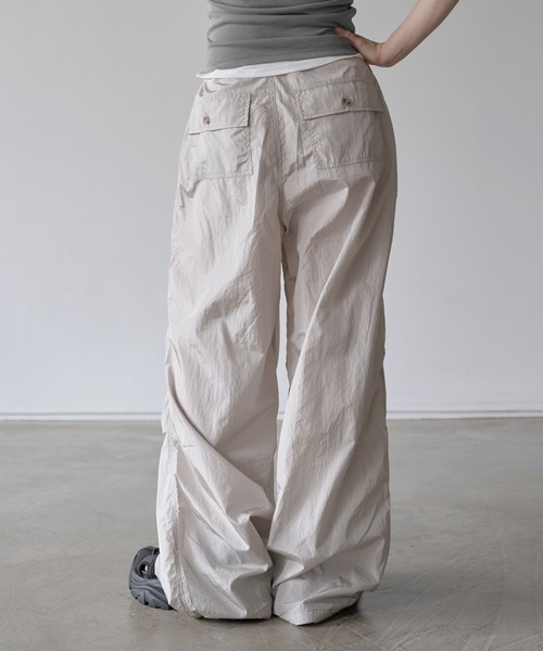 UNE MANSION(ユヌマンション)の「【フリントストリングで体系に合わせてウエスト調節可能】フロントストリングユニークポケットシャーリンググロッシー光沢パラシュートサマーパンツ(カーゴパンツ・レディース・ブラック/ベージュ系その他・FREE)」の6枚目の写真