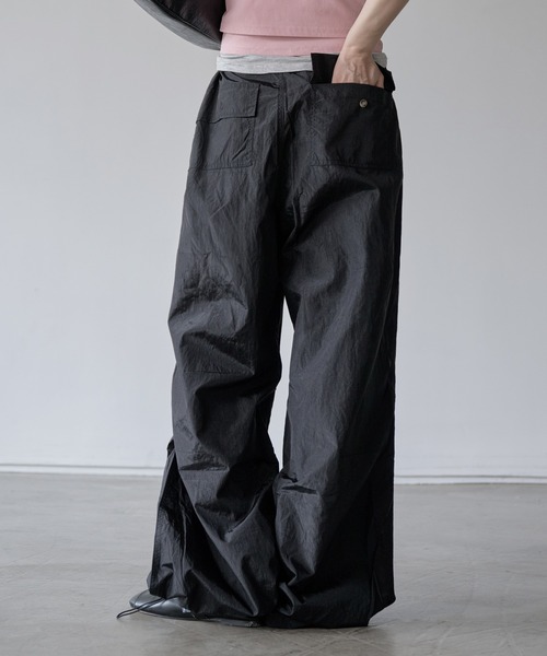 UNE MANSION(ユヌマンション)の「【フリントストリングで体系に合わせてウエスト調節可能】フロントストリングユニークポケットシャーリンググロッシー光沢パラシュートサマーパンツ(カーゴパンツ・レディース・ブラック/ベージュ系その他・FREE)」の7枚目の写真
