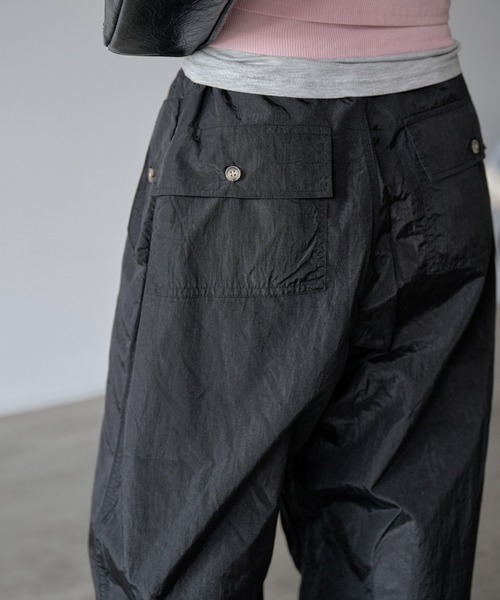 UNE MANSION(ユヌマンション)の「【フリントストリングで体系に合わせてウエスト調節可能】フロントストリングユニークポケットシャーリンググロッシー光沢パラシュートサマーパンツ(カーゴパンツ・レディース・ブラック/ベージュ系その他・FREE)」の8枚目の写真