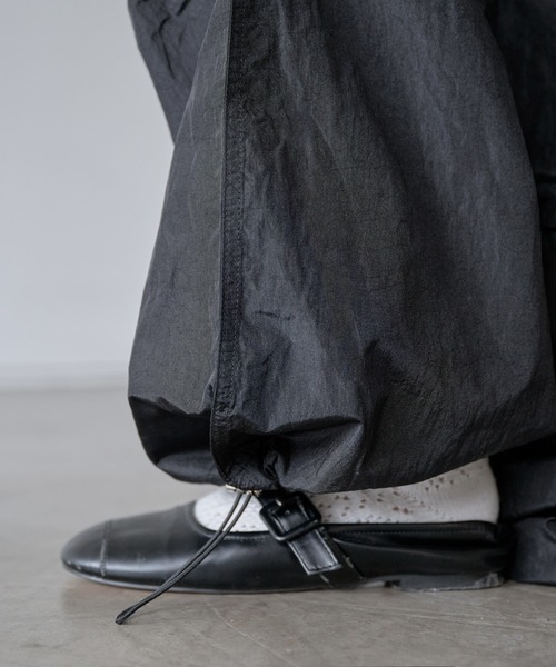 UNE MANSION(ユヌマンション)の「【フリントストリングで体系に合わせてウエスト調節可能】フロントストリングユニークポケットシャーリンググロッシー光沢パラシュートサマーパンツ(カーゴパンツ・レディース・ブラック/ベージュ系その他・FREE)」の9枚目の写真