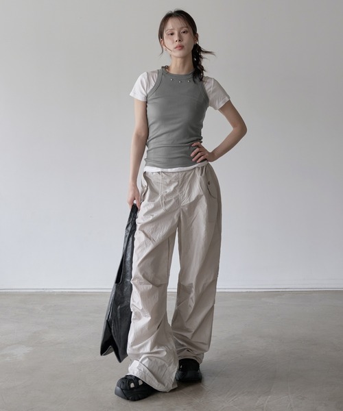 UNE MANSION(ユヌマンション)の「【フリントストリングで体系に合わせてウエスト調節可能】フロントストリングユニークポケットシャーリンググロッシー光沢パラシュートサマーパンツ(カーゴパンツ・レディース・ブラック/ベージュ系その他・FREE)」の10枚目の写真