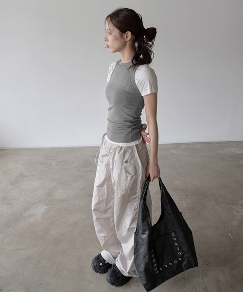 UNE MANSION(ユヌマンション)の「【フリントストリングで体系に合わせてウエスト調節可能】フロントストリングユニークポケットシャーリンググロッシー光沢パラシュートサマーパンツ(カーゴパンツ・レディース・ブラック/ベージュ系その他・FREE)」の11枚目の写真