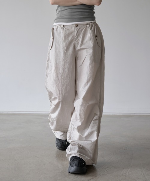 UNE MANSION(ユヌマンション)の「【フリントストリングで体系に合わせてウエスト調節可能】フロントストリングユニークポケットシャーリンググロッシー光沢パラシュートサマーパンツ(カーゴパンツ・レディース・ブラック/ベージュ系その他・FREE)」の12枚目の写真