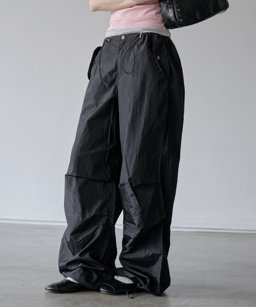 UNE MANSION(ユヌマンション)の「【フリントストリングで体系に合わせてウエスト調節可能】フロントストリングユニークポケットシャーリンググロッシー光沢パラシュートサマーパンツ(カーゴパンツ・レディース・ブラック/ベージュ系その他・FREE)」の14枚目の写真