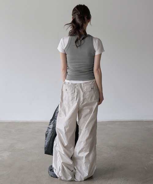 UNE MANSION(ユヌマンション)の「【フリントストリングで体系に合わせてウエスト調節可能】フロントストリングユニークポケットシャーリンググロッシー光沢パラシュートサマーパンツ(カーゴパンツ・レディース・ブラック/ベージュ系その他・FREE)」の16枚目の写真