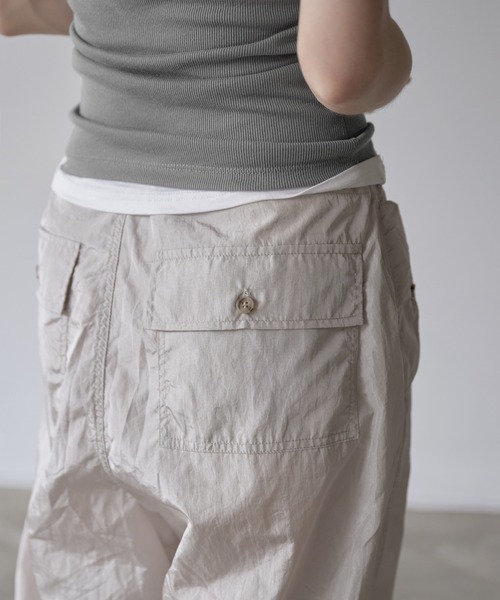 UNE MANSION(ユヌマンション)の「【フリントストリングで体系に合わせてウエスト調節可能】フロントストリングユニークポケットシャーリンググロッシー光沢パラシュートサマーパンツ(カーゴパンツ・レディース・ブラック/ベージュ系その他・FREE)」の17枚目の写真