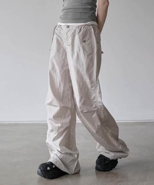 UNE MANSION(ユヌマンション)の「【フリントストリングで体系に合わせてウエスト調節可能】フロントストリングユニークポケットシャーリンググロッシー光沢パラシュートサマーパンツ(カーゴパンツ・レディース・ブラック/ベージュ系その他・FREE)」の18枚目の写真