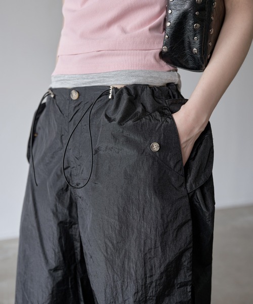 UNE MANSION(ユヌマンション)の「【フリントストリングで体系に合わせてウエスト調節可能】フロントストリングユニークポケットシャーリンググロッシー光沢パラシュートサマーパンツ(カーゴパンツ・レディース・ブラック/ベージュ系その他・FREE)」の19枚目の写真
