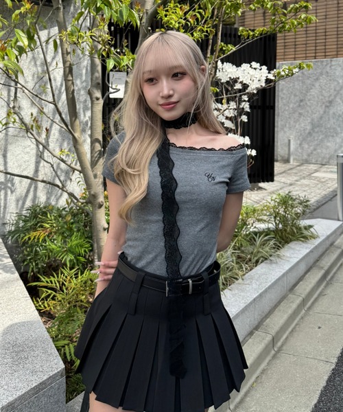 Lae(レイ)の「ワンショルダーレースTシャツ(Tシャツ/カットソー・レディース・グレー/ブラック・MEDIUM/SMALL)」の1枚目の写真