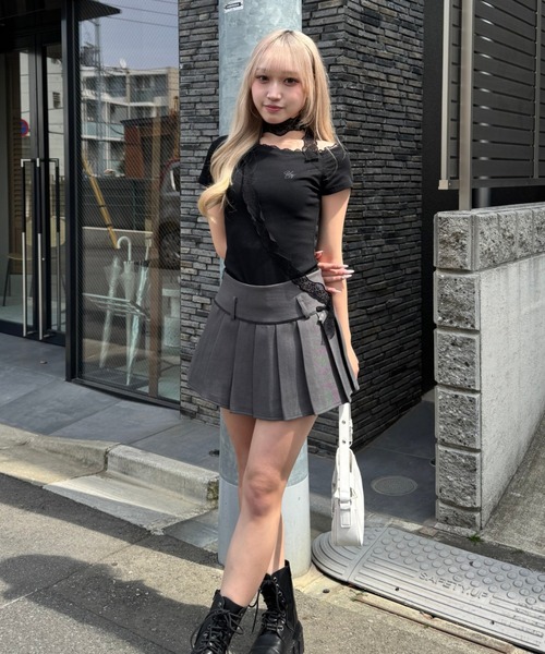 Lae(レイ)の「ワンショルダーレースTシャツ(Tシャツ/カットソー・レディース・グレー/ブラック・MEDIUM/SMALL)」の5枚目の写真