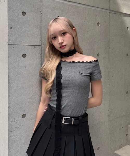Lae(レイ)の「ワンショルダーレースTシャツ(Tシャツ/カットソー・レディース・グレー/ブラック・MEDIUM/SMALL)」の6枚目の写真