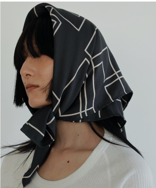 anuke（アンヌーク）の「Geometric Print Scarf（バンダナ/スカーフ・レディース・ブラウン/ネイビー・FREE）」の2枚目の写真