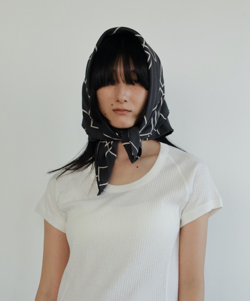 anuke（アンヌーク）の「Geometric Print Scarf（バンダナ/スカーフ・レディース・ブラウン/ネイビー・FREE）」の8枚目の写真