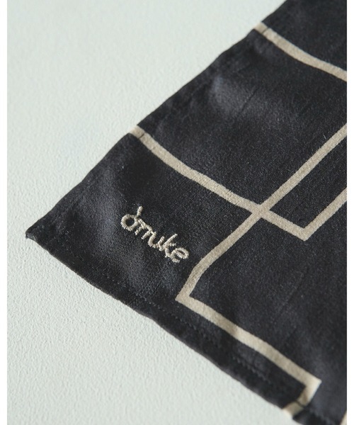 anuke（アンヌーク）の「Geometric Print Scarf（バンダナ/スカーフ・レディース・ブラウン/ネイビー・FREE）」の4枚目の写真