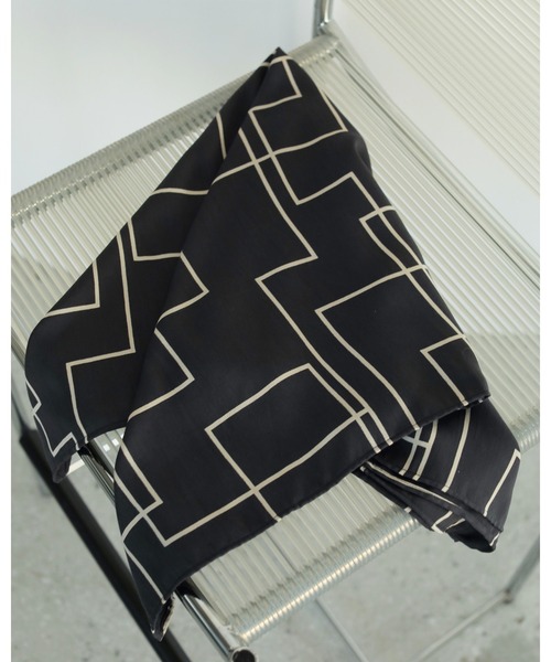 anuke（アンヌーク）の「Geometric Print Scarf（バンダナ/スカーフ・レディース・ブラウン/ネイビー・FREE）」の3枚目の写真