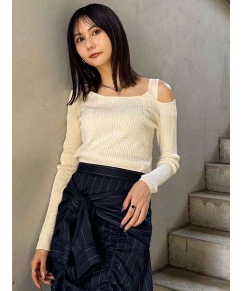 MURUA(ムルーア)の「ショルダーカットレイヤードライクリブニット(ニット/セーター・レディース・ブルー/ブラック/アイボリー・FREE)」の13枚目の写真
