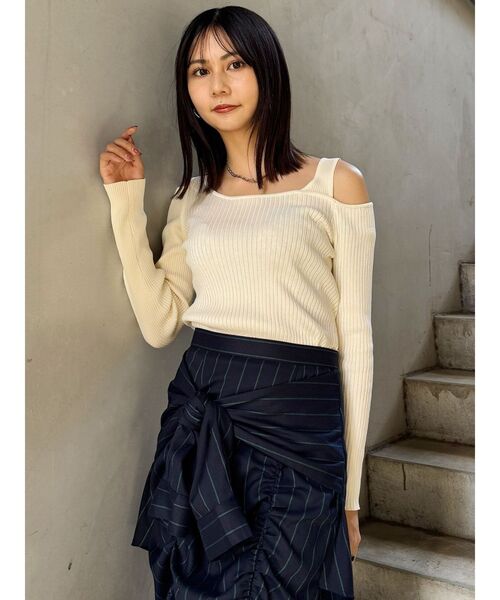 MURUA(ムルーア)の「ショルダーカットレイヤードライクリブニット(ニット/セーター・レディース・ブルー/ブラック/アイボリー・FREE)」の14枚目の写真