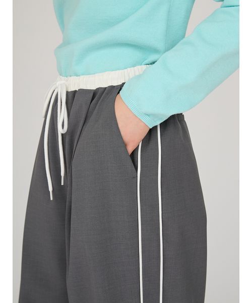 emmi（エミ）の「イージーケアサイドラインパンツ（スラックス・レディース・ブラック/オフホワイト/グレー・0/1）」の11枚目の写真