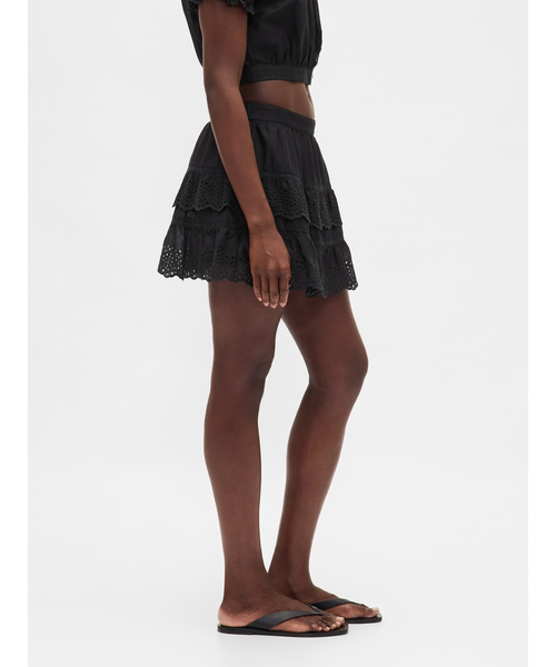 GAP（ギャップ）の「アイレット ラッフルフリル ミニスカート・スコート（スカート・レディース・ブラック/ホワイト・XS/S/M/L/XXS）」の3枚目の写真