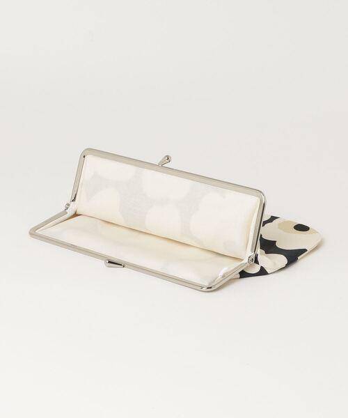 marimekko(マリメッコ)の「Mini Unikko / Puolikas Kukkaro pouch(ポーチ・レディース・ホワイト×ネイビー・FREE)」の7枚目の写真