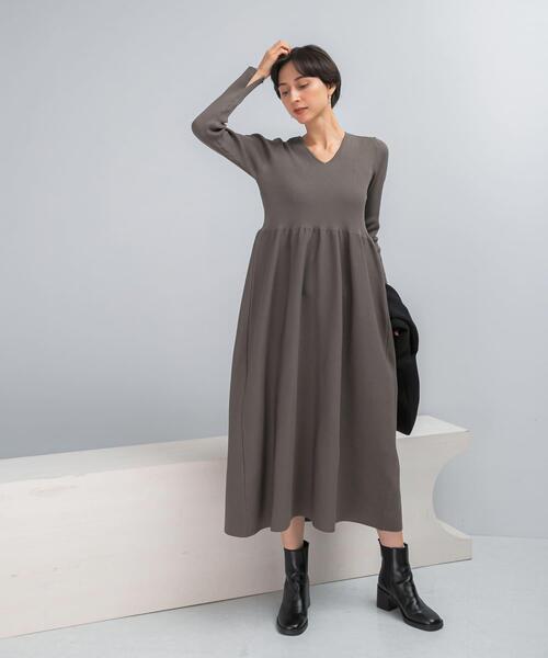 URBAN RESEARCH ROSSO WOMEN（アーバンリサーチ　ロッソ）の「『WEB/一部店舗限定』フォルムシルエットVネックリブワンピース（ワンピース・レディース・ネイビー/モカ/レッド・38/36）」の4枚目の写真