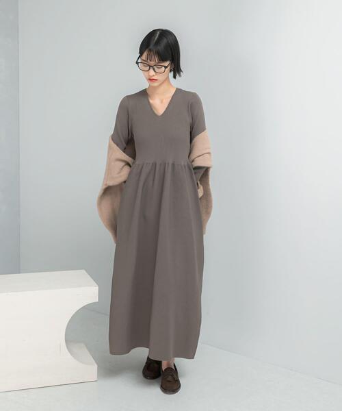 URBAN RESEARCH ROSSO WOMEN（アーバンリサーチ　ロッソ）の「『WEB/一部店舗限定』フォルムシルエットVネックリブワンピース（ワンピース・レディース・ネイビー/モカ/レッド・38/36）」の7枚目の写真