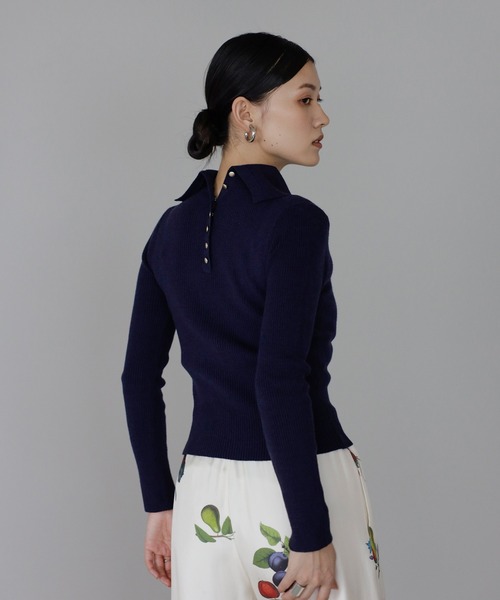 ENC（エンク）の「back button high neck knit with collar / ポロ襟付きバックボタンハイネックもっちりニット（ニット/セーター・レディース・ネイビー/グレー/オフホワイト・FREE）」の3枚目の写真