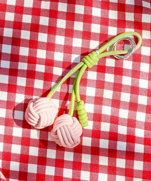 crossi（クロッシー）の「編み込みPUレザーチェリーチャーム レザーチャーム さくらんぼ チェリー（チャーム・レディース・イエロー/ピンク/レッド/ブルー/ブラック・FREE）」の4枚目の写真