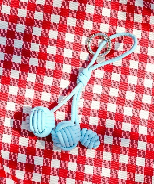 crossi（クロッシー）の「編み込みPUレザーチェリーチャーム レザーチャーム さくらんぼ チェリー（チャーム・レディース・イエロー/ピンク/レッド/ブルー/ブラック・FREE）」の2枚目の写真