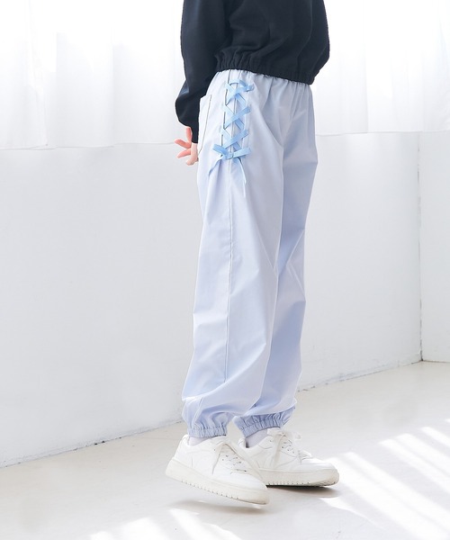 coca(coca)(コカ)の「キッズ サイドレースアップパンツ(スウェットパンツ・キッズ・ブラック/ライトブルー・120/150/130/140)」の3枚目の写真