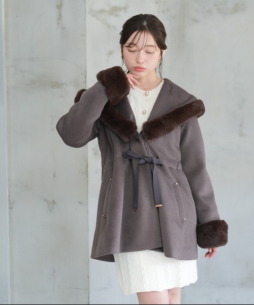 ASTORIA ODIER(アストリアオディール)の「フードファー ドロストリボンハーフコート(その他アウター・レディース・ブラック/ホワイト/ブラウン・SMALL/MEDIUM)」の3枚目の写真