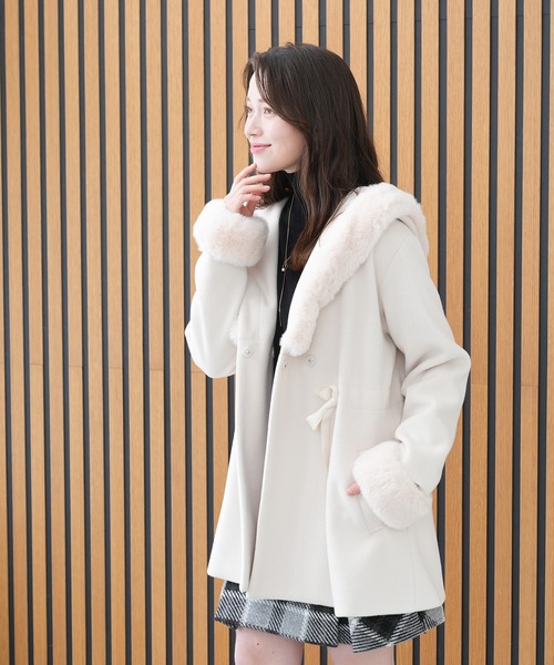 ASTORIA ODIER(アストリアオディール)の「フードファー ドロストリボンハーフコート(その他アウター・レディース・ブラック/ホワイト/ブラウン・SMALL/MEDIUM)」の8枚目の写真