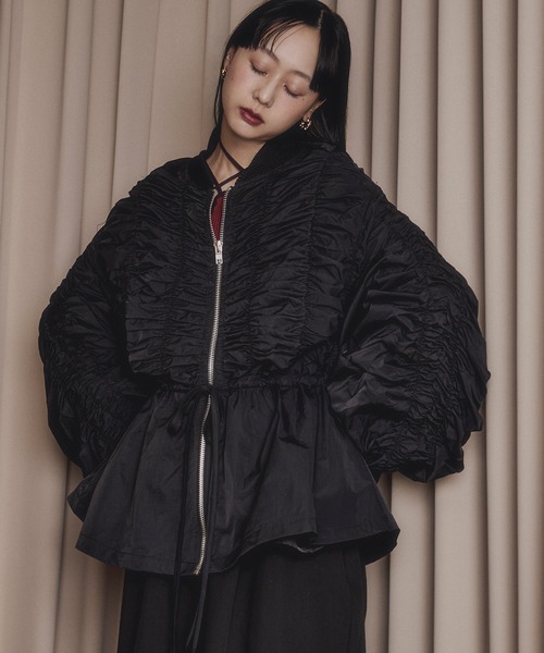 Ezick（エジック）の「peplum blouson シャーリングボリュームブルゾン（ブルゾン・レディース・ブラック/カーキ・FREE）」の2枚目の写真