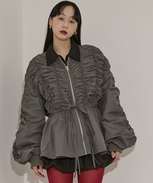 Ezick（エジック）の「peplum blouson シャーリングボリュームブルゾン（ブルゾン・レディース・ブラック/カーキ・FREE）」の4枚目の写真