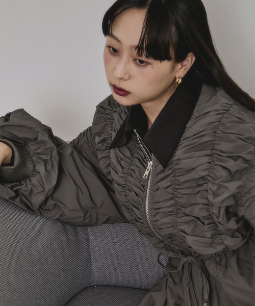 Ezick（エジック）の「peplum blouson シャーリングボリュームブルゾン（ブルゾン・レディース・ブラック/カーキ・FREE）」の17枚目の写真