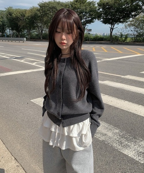 anyonemore（エニワンモア）の「ボタンシンプルラウンドニットカーディガン（カーディガン/ボレロ・レディース・チャコール・SMALL/MEDIUM/LARGE）」の3枚目の写真