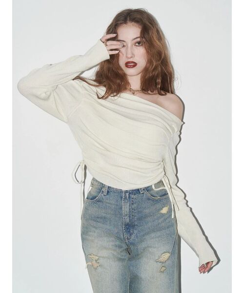 EVRIS（エヴリス）の「サイドドロストオフショルニットトップス（ニット/セーター・レディース・ホワイト/ブラック・FREE）」の5枚目の写真