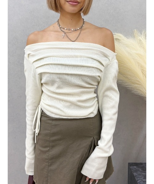 EVRIS（エヴリス）の「サイドドロストオフショルニットトップス（ニット/セーター・レディース・ホワイト/ブラック・FREE）」の2枚目の写真