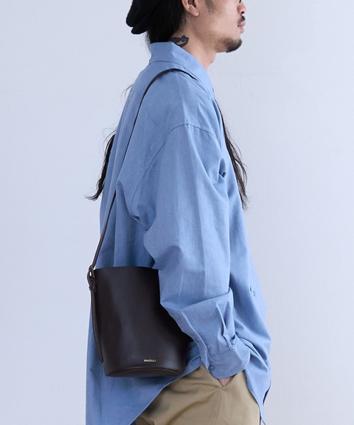 MADULI(マドゥリ)の「MADULI マドゥリ レザーバケツ型2WAYバッグ(23582)(ショルダーバッグ・メンズ・ダークブラウン/ブラック・FREE)」の16枚目の写真
