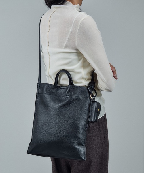 SALON adam et rope'（サロン アダム エ ロペ）の「【WS（ドゥーブル）】チャーム付きナチュラルレザー2WAYトート（トートバッグ・レディース・ブラック・FREE）」の2枚目の写真