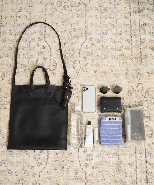 SALON adam et rope'（サロン アダム エ ロペ）の「【WS（ドゥーブル）】チャーム付きナチュラルレザー2WAYトート（トートバッグ・レディース・ブラック・FREE）」の3枚目の写真