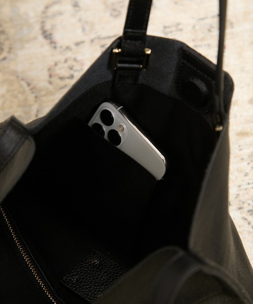 SALON adam et rope'（サロン アダム エ ロペ）の「【WS（ドゥーブル）】チャーム付きナチュラルレザー2WAYトート（トートバッグ・レディース・ブラック・FREE）」の4枚目の写真